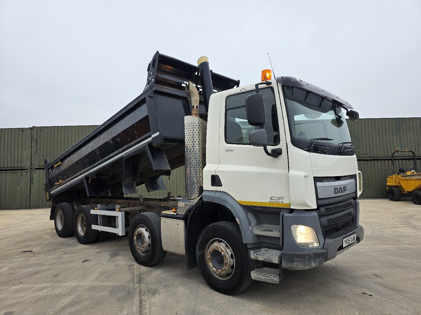 DAF CF400 8X4 TIPPER, photograph 1