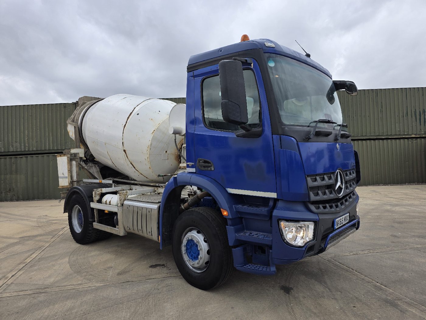 MERCEDES AROCS 4X2 CEMENT MIXER, photograph 1