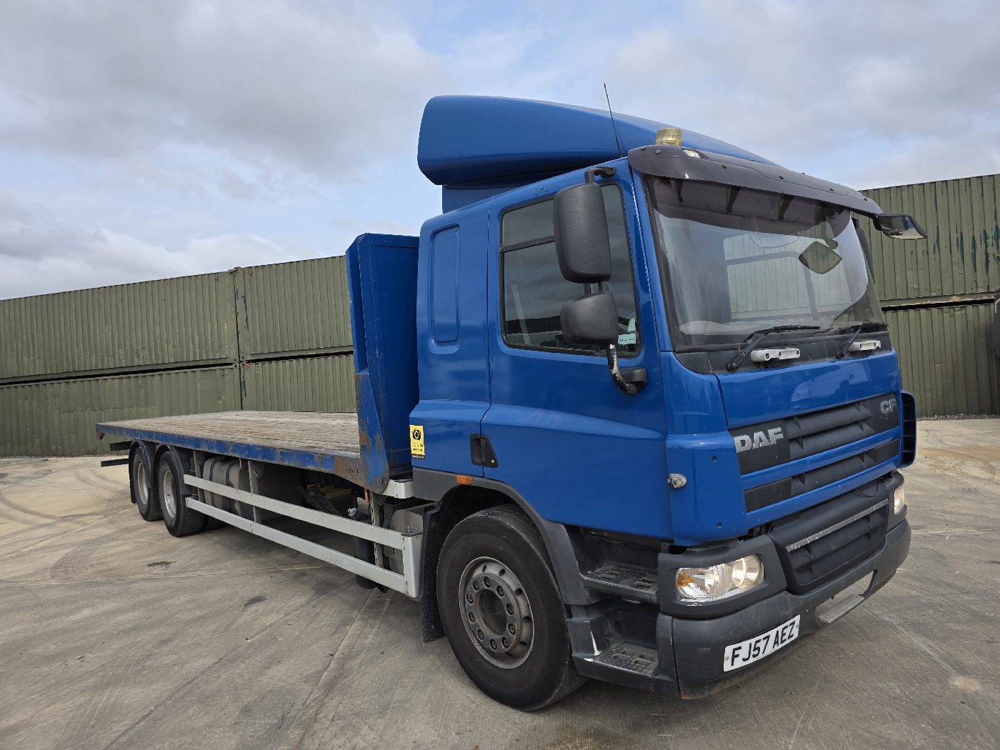 DAF CF75.310 6X2 FLATBED, photograph 1