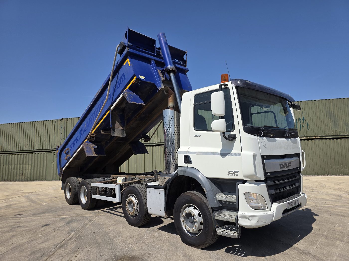 DAF CF400 8X4 TIPPER, photograph 1