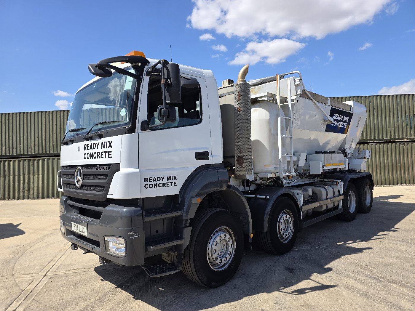 MERCEDES AXOR 3240 8X4 VOLUMETRIC, photograph 1