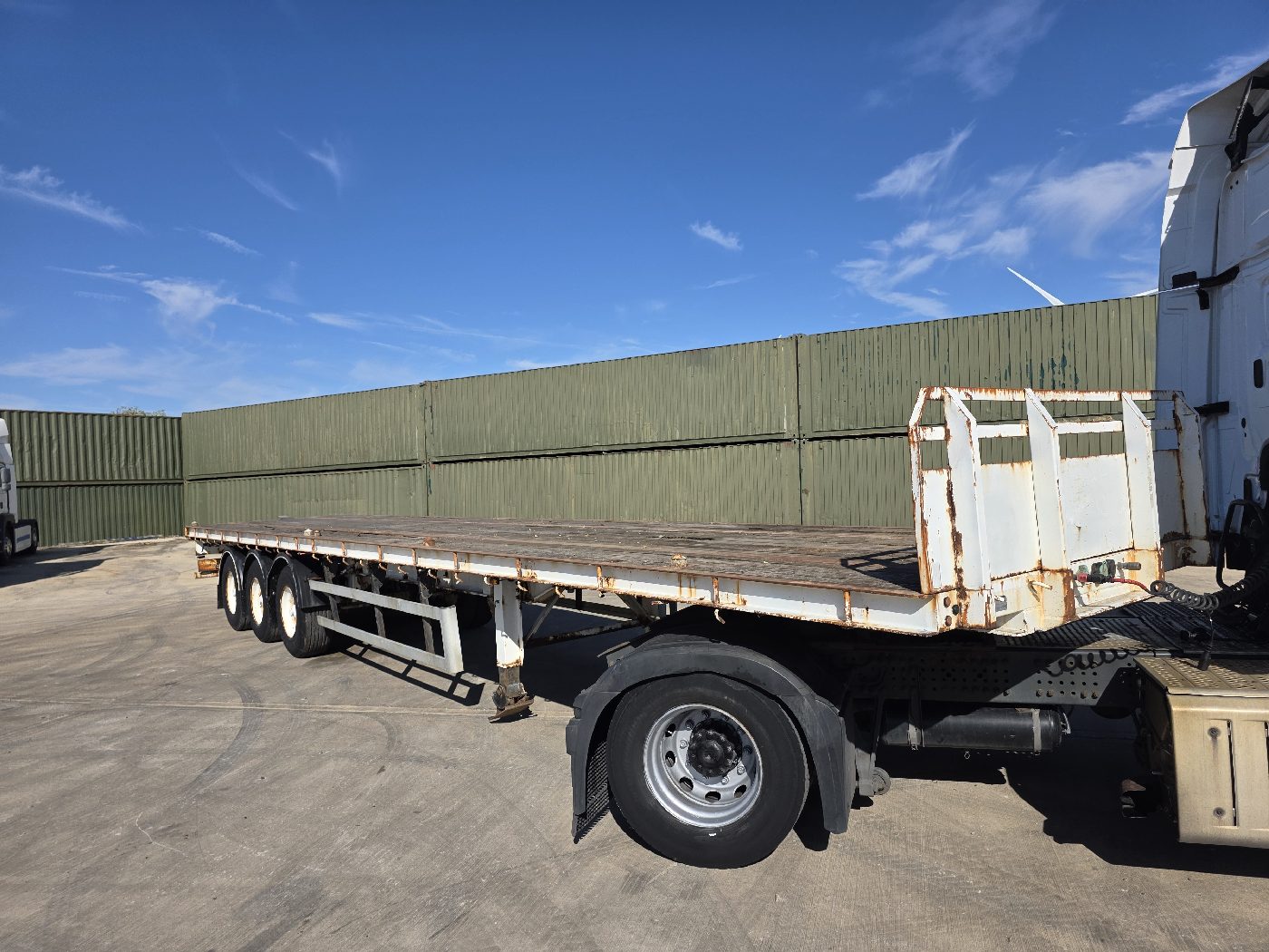 SDC 13.6M PSK FLAT TRAILER, photograph 1