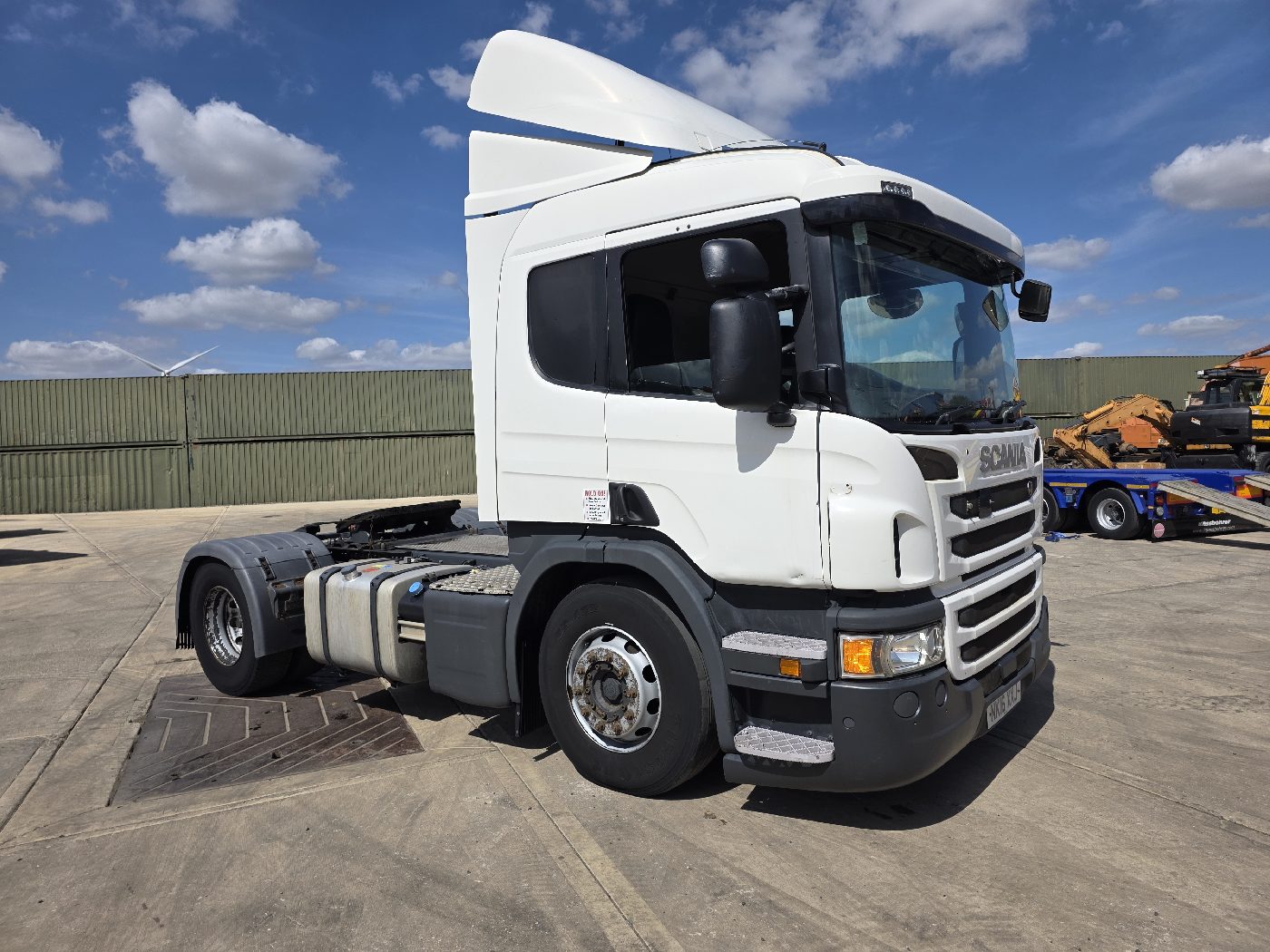 SCANIA P360 4X2 TRACTOR UNIT, photograph 1