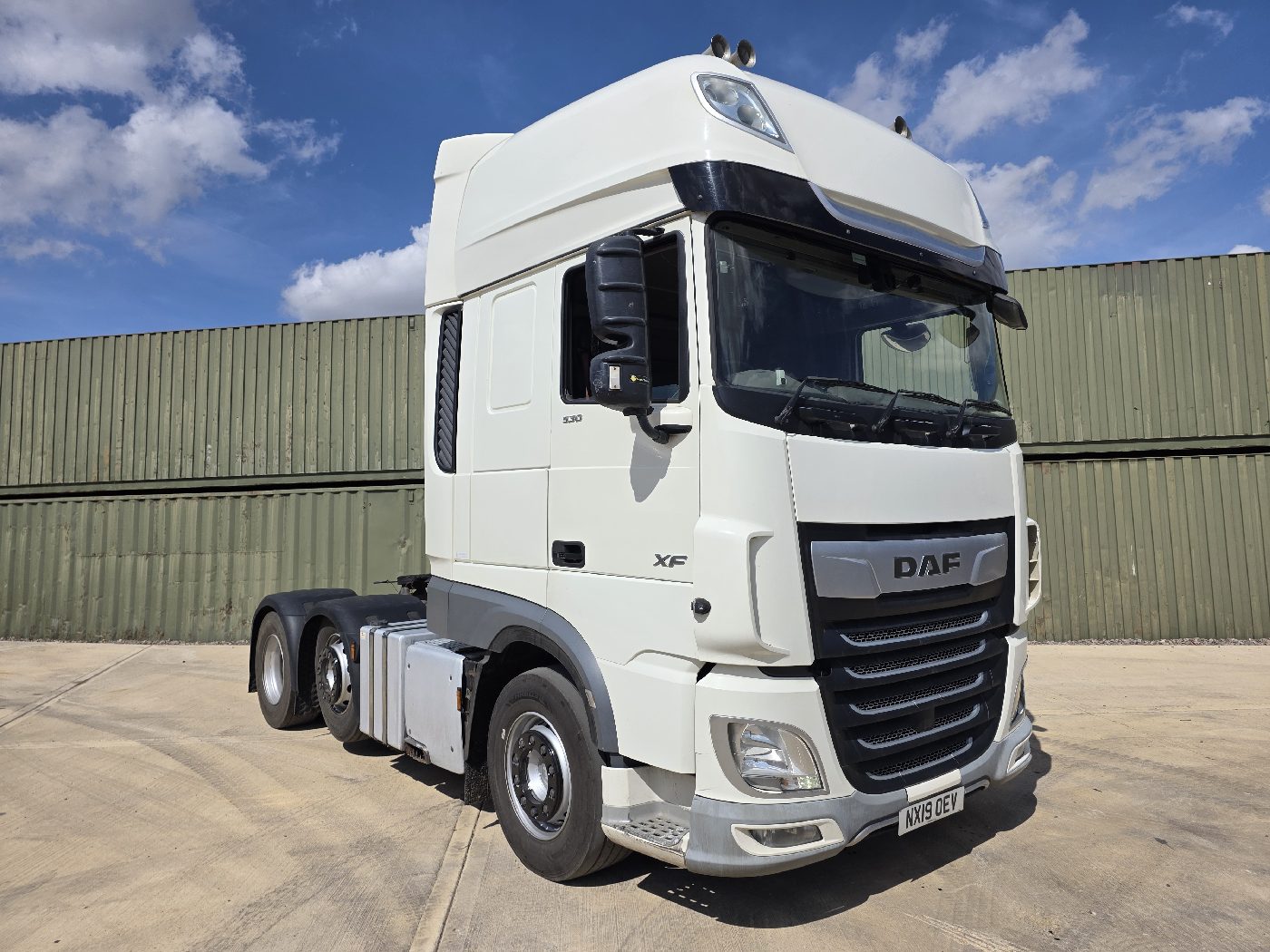DAF XF105.530 6X2 TRACTOR UNIT, photograph 1
