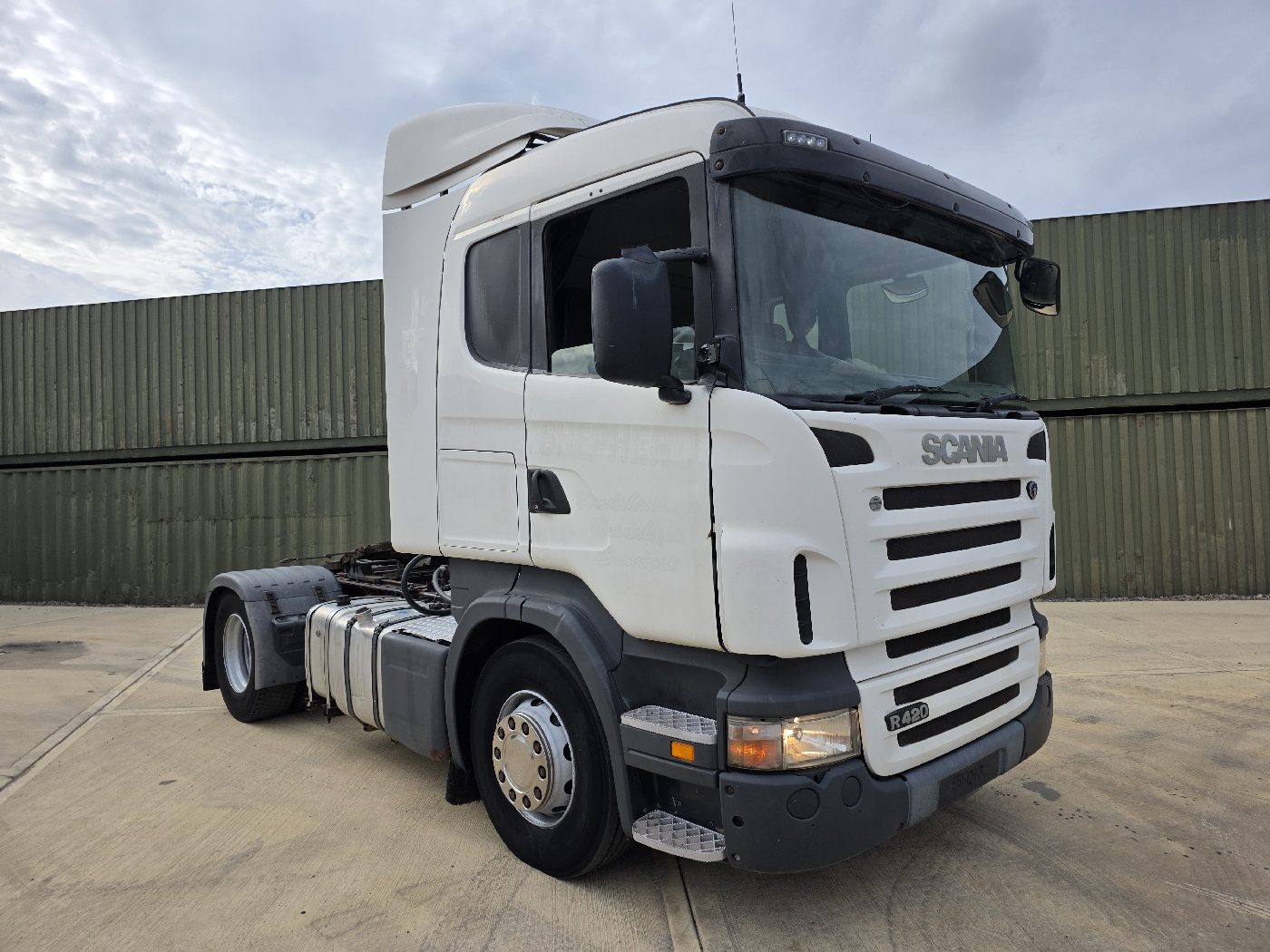 SWCANIA R420 4X2 TRACTOR UNIT, photograph 1