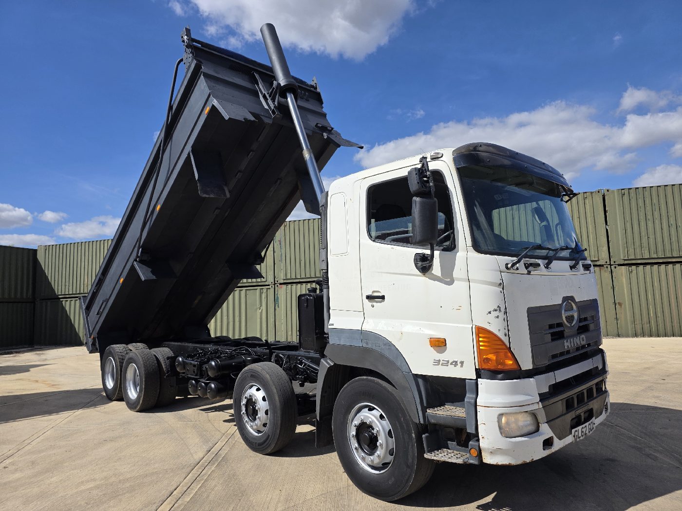 HINO 700 8X4 TIPPER, photograph 1