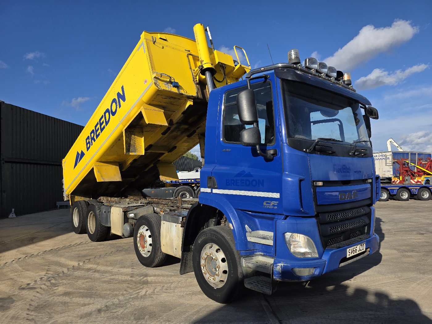 DAF CF440 8X4 TIPPER, photograph 1
