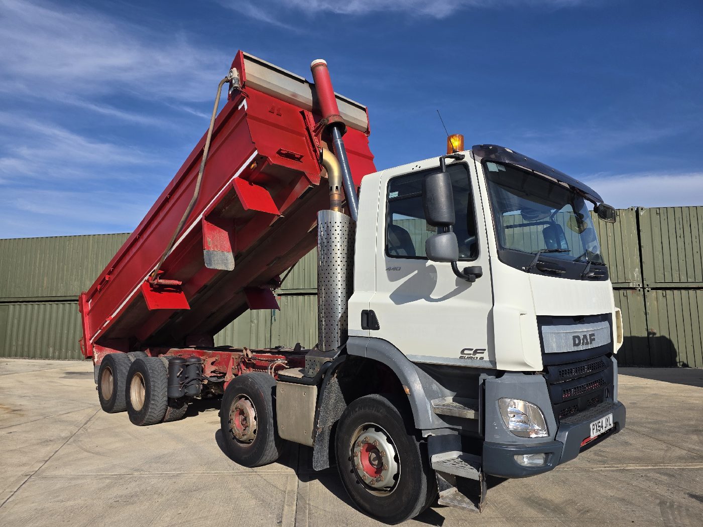 DAF CF440 8X4 TIPPER, photograph 1