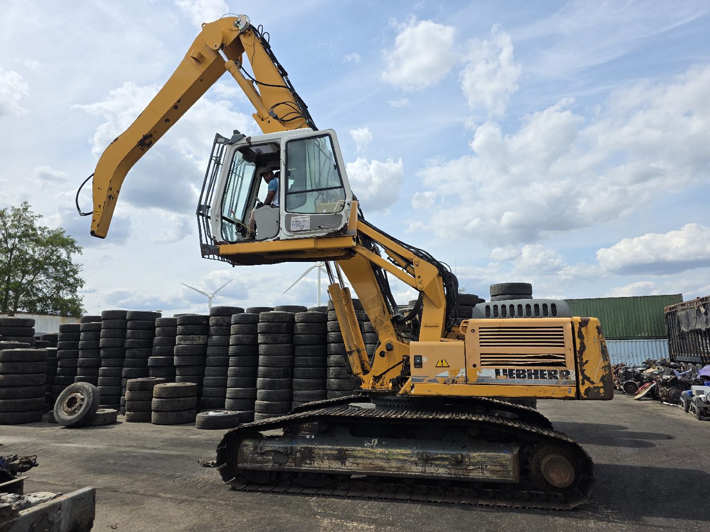LIEBHERR R914B TRACKED MATERIAL HANDLER, photograph 1